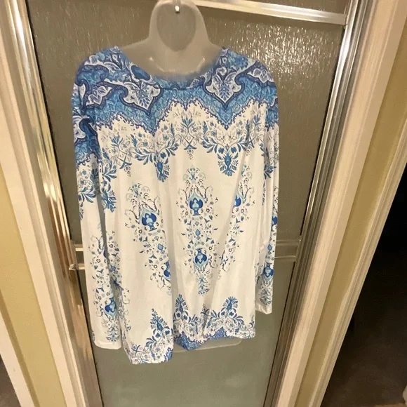 NWT Women's Tunic Top with paisley  print, size Plus 3X - Picture 2 of 3